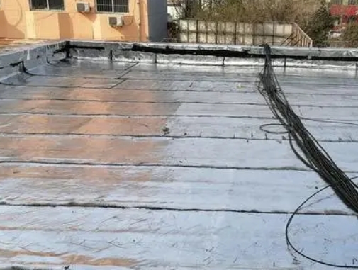 金安卫生间漏水维修公司分享下金安屋面楼顶防水刚性防水层施工要点。
